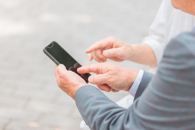 スマホの操作を質問する様子